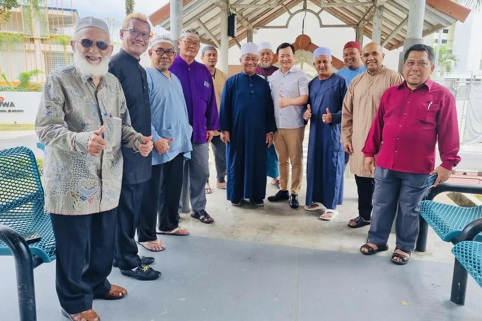 Ketua Qaryah Bedok Reservoir Rise, Encik Mohd Suhaimi Abdul Hafidz (ketiga dari kiri), bersama penduduk dari kawasan Bedok Reservoir. 