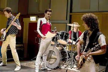 KISAH JATUH BANGUN SAHABAT: Bohemian Rhapsody yang dijayakan (dari kiri) Joseph Mazzello (John Deacon), Rami Malek (Freddie Mercury), Ben Hardy (Roger Taylor) dan Gwilym Lee (Brian May) banyak menyentuh perihal persahabatan dan pasang surut dunia hiburan. - Foto TWENTIETH CENTURY FOX