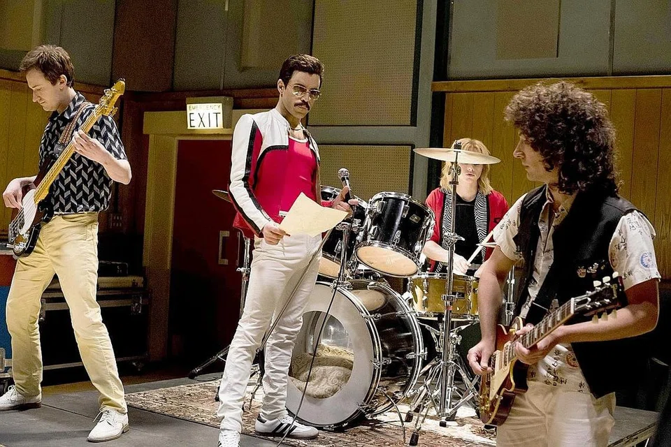 KISAH JATUH BANGUN SAHABAT: Bohemian Rhapsody yang dijayakan (dari kiri) Joseph Mazzello (John Deacon), Rami Malek (Freddie Mercury), Ben Hardy (Roger Taylor) dan Gwilym Lee (Brian May) banyak menyentuh perihal persahabatan dan pasang surut dunia hiburan. - Foto TWENTIETH CENTURY FOX