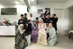 Penulis (baju hijau) bersama keluarga dan nenek sebelah ibu.