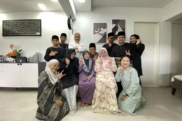 Penulis (baju hijau) bersama keluarga dan nenek sebelah ibu.