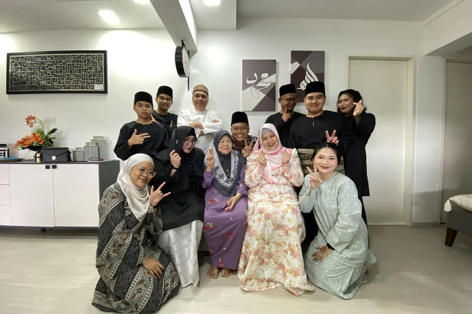 Penulis (baju hijau) bersama keluarga dan nenek sebelah ibu.