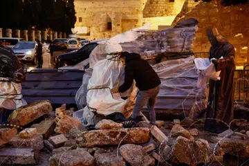 INGATAN PADA PENDUDUK GAZA: Sebagai gantian paparan tradisional patung-patung yang biasanya kelihatan sebagai lambang kesucian, gereja Church of Nativity di Baitul Laham meletakkan patung tersebut di tengah-tengah runtuhan dan kawat berduri sebagai gambaran penyatuan hati dengan penduduk Gaza.