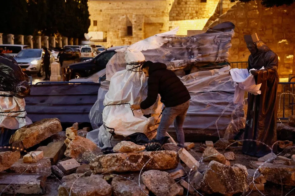 INGATAN PADA PENDUDUK GAZA: Sebagai gantian paparan tradisional patung-patung yang biasanya kelihatan sebagai lambang kesucian, gereja Church of Nativity di Baitul Laham meletakkan patung tersebut di tengah-tengah runtuhan dan kawat berduri sebagai gambaran penyatuan hati dengan penduduk Gaza.