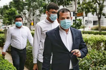 HADIRI PERBICARAAN KES DI MAHKAMAH: Salah seorang adik-beradik tiri Encik Mustaq Ahmad, Encik Ayaz Ahmed (kanan), dirakam meninggalkan Mahkamah Tinggi kelmarin. Beliau dan keluarga mengemukakan dakwaan terhadap Encik Mustaq berkenaan syarikat Mohamad Mustafa & Samsuddin Co (MMSC). - Foto-foto BH oleh KEVIN LIM
