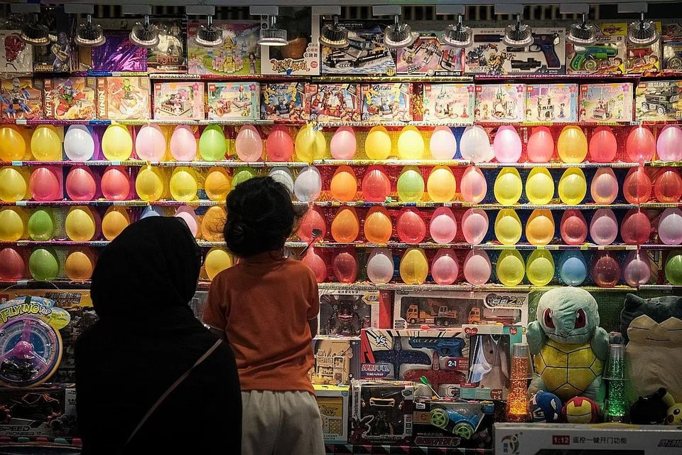 AKTIVITI KANAK-KANAK: Ibu bapa boleh mengajak anak-anak kecil melakukan kegiatan menarik di bazar, seperti menunggang kuda padi, bermain permainan arked dan memberi makan pada burung nuri.
