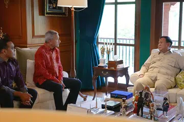 Menteri Ehwal Luar, Dr Vivian Balakrishnan (tengah), dan Menteri Negara (Ehwal Luar merangkap Ehwal Dalam Negeri), Encik Zhulkarnain Abdul Rahim (kiri), bertemu Presiden Indonesia, Encik Prabowo Subianto dalam satu pertemuan tertutup di kediaman peribadi beliau di Hambalang, Bogor, Jawa Barat pada 28 Oktober.