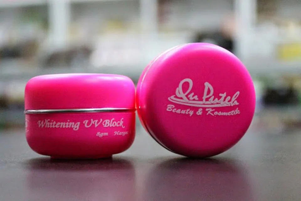 PRODUK TERLARANG: Dua produk pemutih keluaran Vida Beauty Sdn Bhd iaitu Qu Puteh Whitening Pro 9 and Qu Puteh Whitening UV Block adalah antara produk pemutih mengandungi merkuri yang membanjiri pasaran. - Foto INTERNET