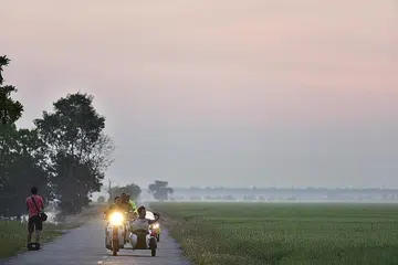 PEMANDANGAN INDAH: Selain mengumpul dana dan meningkatkan kesedaran mengenai kajian barah, kumpulan penunggang skuter Vespa berpeluang menikmati pemandangan indah di seberang tambak. - Foto WILLIAM LAI
