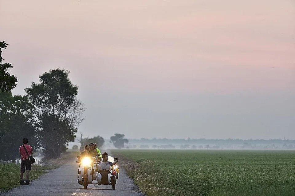 PEMANDANGAN INDAH: Selain mengumpul dana dan meningkatkan kesedaran mengenai kajian barah, kumpulan penunggang skuter Vespa berpeluang menikmati pemandangan indah di seberang tambak. - Foto WILLIAM LAI