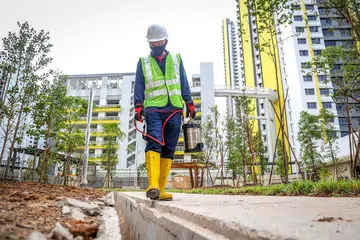 LANGKAH PENCEGAHAN: Usaha-usaha pencegahan dan kawalan denggi dilakukan di tapak binaan di Estet Clementi Peaks bulan lalu. - Foto ZAOBAO