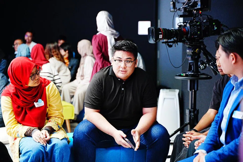 Encik Syarifuddin Azhar (tengah) menegaskan bahawa masyarakat perlu memberi perhatian seimbang kepada kerjaya, budaya dan kerohanian agar mutu hidup dapat ditingkatkan secara menyeluruh.