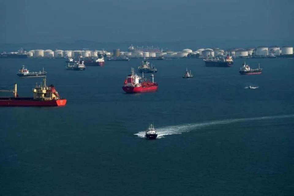 Kapal-kapal sedang berlepas dari Singapura. Dua kapal diserang oleh lanun awal Ahad (9 Februari) lalu. 