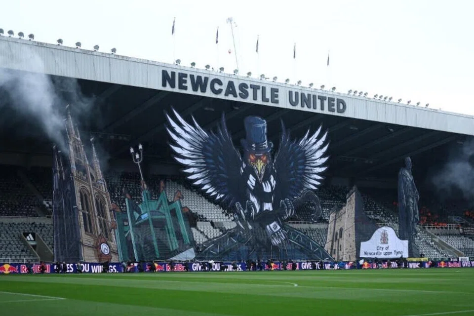 Gambar menunjukkan logo kelab bola sepak Newcastle United di dalam stadium kelab tersebut, St James’ Park, di Newcastle. Dana Pelaburan Awam (PIF) Arab Saudi membeli Newcastle United daripada Mike Ashley pada 2021.