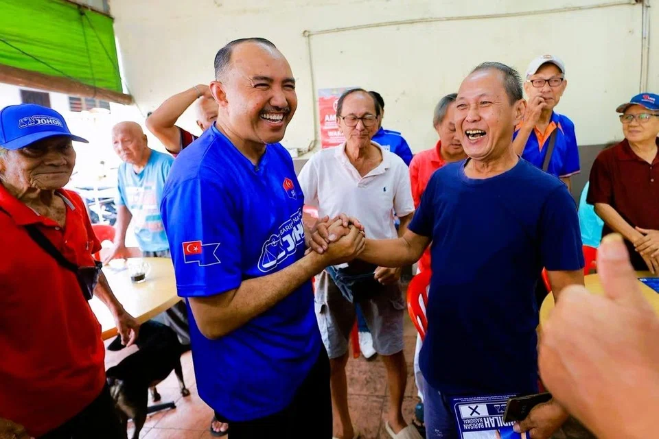 Calon Barisan Nasional (BN) bagi kerusi Dewan Undangan Negeri (DUN) Bukit Permai, Datuk Mohd Jafni Md Shukor (baju biru), berjumpa bersama pengundi di Kedai Makan Tian Heng, Taman Mas, Kulai.