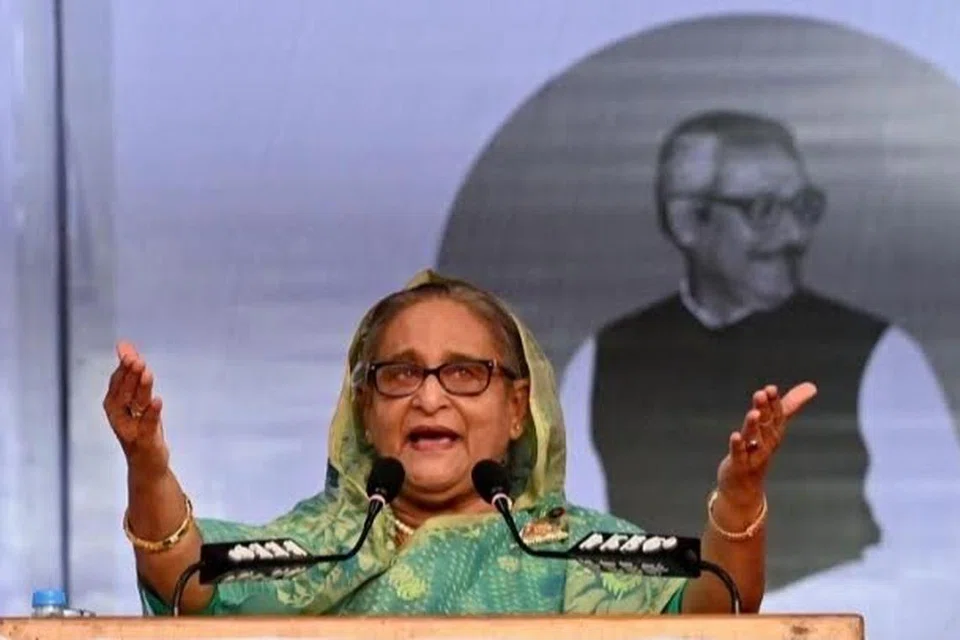 Mantan Perdana Menteri Bangladesh yang diguling Sheikh Hasina kali terakhir dilihat tiba di negara jiran India selepas melarikan diri dengan menggunakan helikopter.