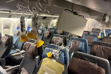 Beberapa penumpang yang tidak menggunakan tali pinggang keledar tercampak dan jatuh semula apabila pesawat SQ321 mengalami pergolakan udara ekstrem.