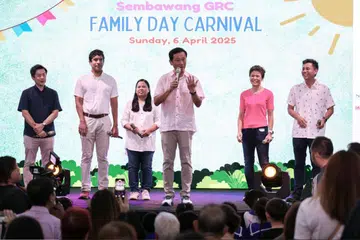 Menteri Kesihatan, Encik Ong Ye Kung (tengah), berucap kepada penduduk GRC Sembawang pada 6 April. Bersamanya adalah (dari kiri) Encik Gabriel Lam, Anggota Parlimen (AP) GRC Sembawang, Encik Vikram Nair, Cik Mariam Jaafar, Cik Poh Li San, dan Encik Ng Shi Xuan.