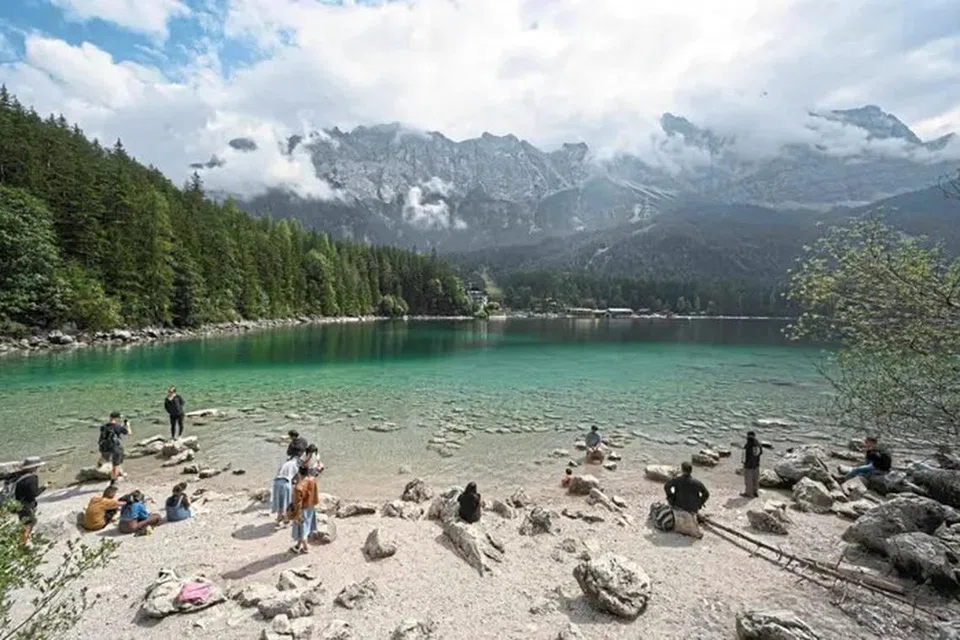 Pelancong bersantai di Tasik Eibsee, Grainau. Memandangkan lebih ramai orang berkunjung ke  kawasan itu, penduduk tempatan bimbang ia akan menjadi terlalu sesak dengan pelancong.