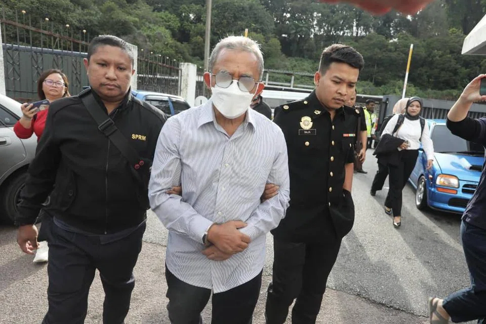 Bekas Datuk Bandar Johor Bahru, Datuk Adib Azhari Daud, 64 tahun (tengah), didakwa di Mahkamah Sesyen Johor Bahru atas 12 tuduhan menerima rasuah dengan nilai keseluruhan RM1.55 juta ($440,000) antara tahun 2020 hingga 2021.