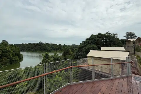 Khemah-khemah di sana menghadap takungan air Upper Seletar dan menawarkan pemandangan indah semasa matahari terbit dan terbenam.