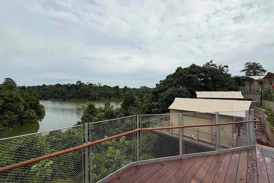 Khemah-khemah di sana menghadap takungan air Upper Seletar dan menawarkan pemandangan indah semasa matahari terbit dan terbenam.