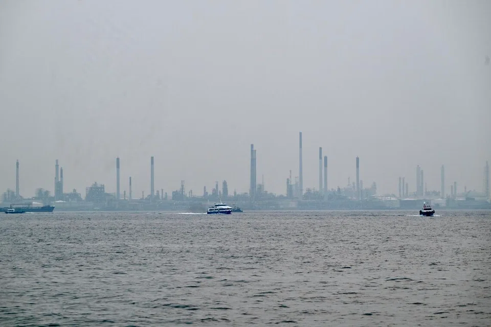 pulau bukom, penambakan, pulau barat