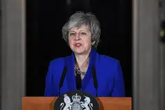 MAHU LAKSANAKAN BREXIT: Cik Theresa May berucap di luar 10 Downing Street menyeru perpaduan dan mengulangi bahawa beliau berhasrat terus melaksana keputusan rakyat hendak meninggalkan EU. - Foto EPA-EFE