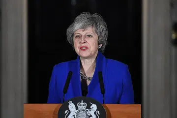 MAHU LAKSANAKAN BREXIT: Cik Theresa May berucap di luar 10 Downing Street menyeru perpaduan dan mengulangi bahawa beliau berhasrat terus melaksana keputusan rakyat hendak meninggalkan EU. - Foto EPA-EFE