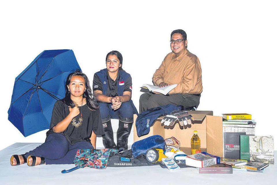 SEBARKAN NILAI-NILAI MURNI: (Dari kiri) Cik Nor Lastrina Hamid, Cik Saleha Ali dan Encik Mohd Haiyub Kadir antara tiga warga Islam setempat yang memaparkan nilai murni ajaran agama, seperti mengutarakan isu perubahan iklim, membantu golongan memerlukan menerusi kerja kemanusiaan dan memperjuangkan pembelajaran sepanjang hayat, untuk kebaikan diri sendiri dan masyarakat lebih luas. - Foto ZALEHA ABDUL KADER