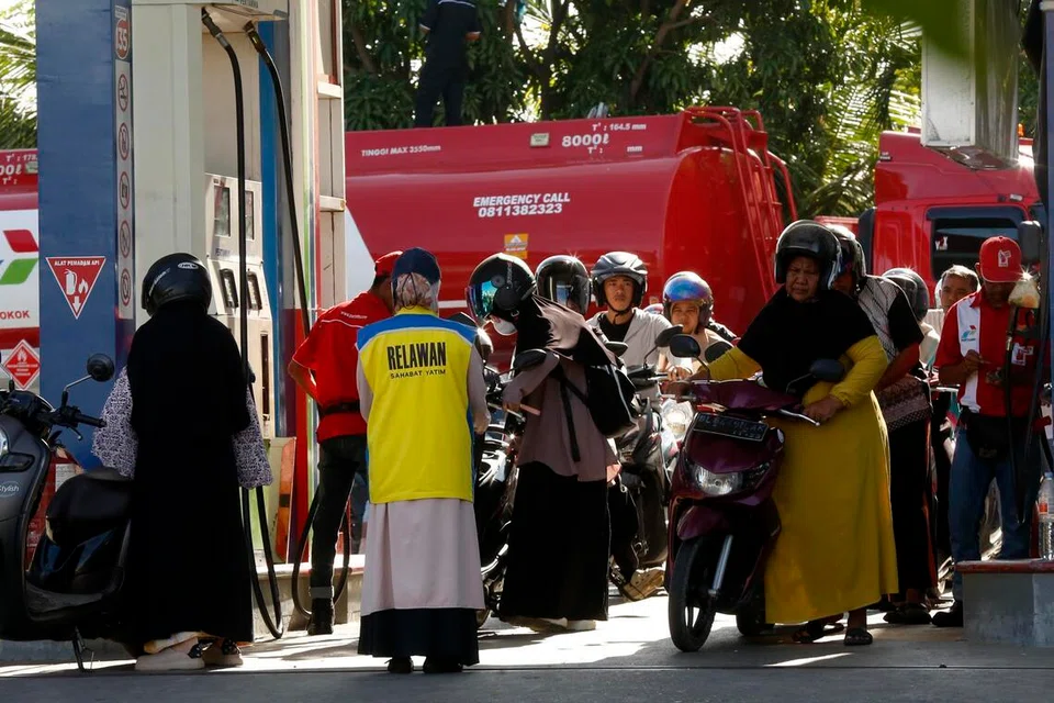 Orang ramai beratur untuk mendapatkan petrol di sebuah stesen minyak di Banda Aceh, Indonesia, pada 14 April 2026. Menteri Tenaga dan Sumber Mineral, Bahlil Lahadalia, menyatakan bekalan dan harga minyak di Indonesia kekal stabil walaupun berlaku gangguan pengagihan dan kenaikan harga minyak global. Stok nasional berada pada tahap selamat, dengan bekalan bahan api mencukupi sehingga 20 hari dan LPG sehingga 10 hari, manakala keperluan bahan api negara dianggarkan sekitar 1.5 hingga 1.6 juta tong sehari bagi tempoh 2024 hingga 2026.