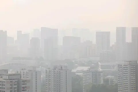 Jerebu kelihatan di udara di kawasan Clementi Avenue 3 pada 9.35 pagi, 26 Mac.