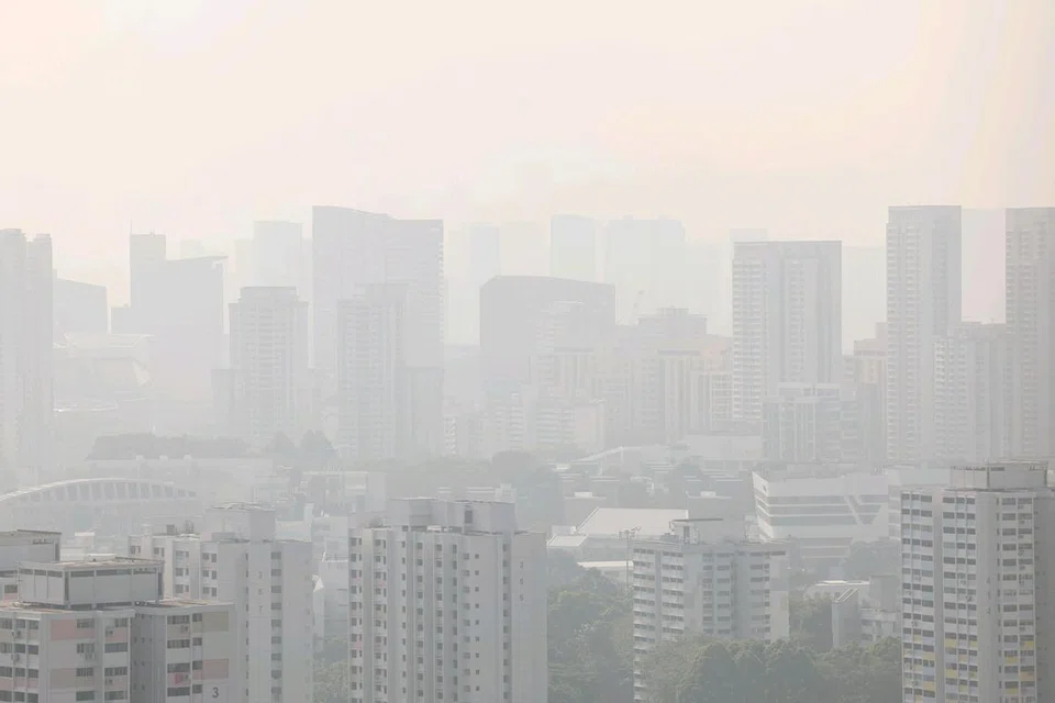 Jerebu kelihatan di udara di kawasan Clementi Avenue 3 pada 9.35 pagi, 26 Mac.