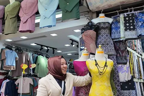 Songket, pelikat, sutera dan pelbagai jenis kain ela boleh dibeli di Jalan Tuanku Abdul Rahman atau dikenali sebagai Jalan TAR,  bagi mereka yang lebih suka menempah atau menjahit sendiri baju tradisional untuk dipakai pada Hari Raya. 