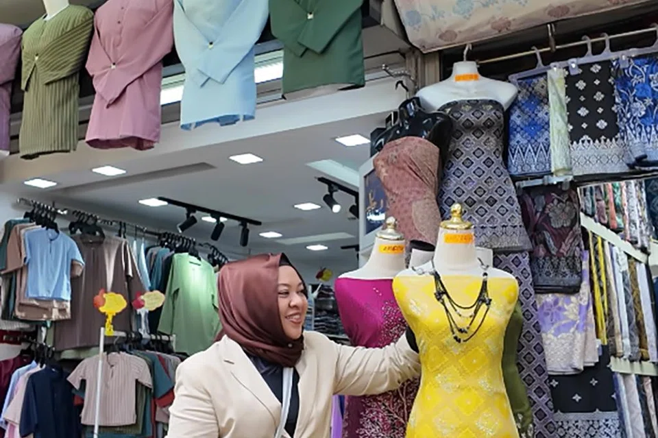 Songket, pelikat, sutera dan pelbagai jenis kain ela boleh dibeli di Jalan Tuanku Abdul Rahman atau dikenali sebagai Jalan TAR,  bagi mereka yang lebih suka menempah atau menjahit sendiri baju tradisional untuk dipakai pada Hari Raya. 
