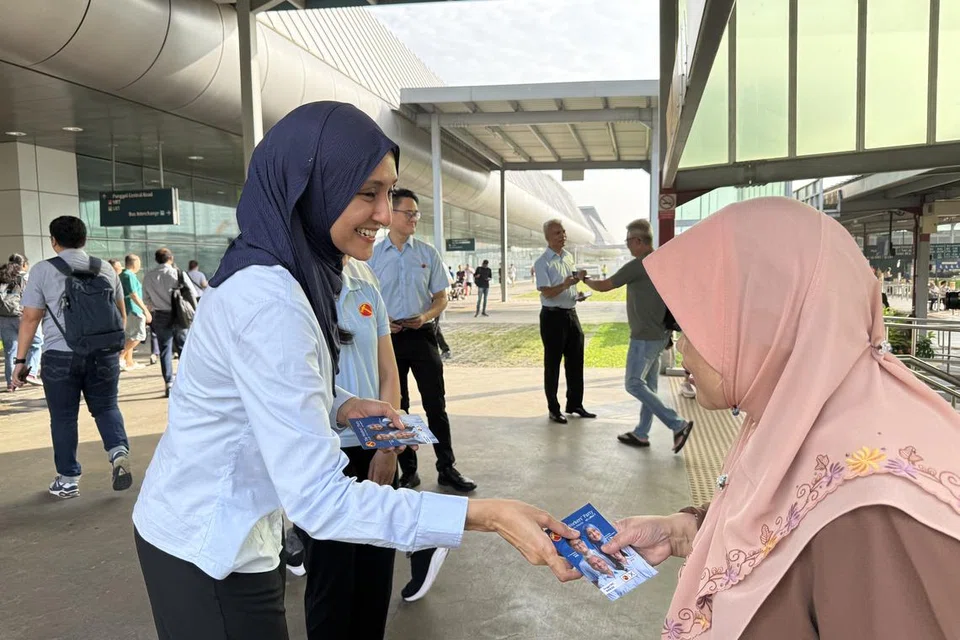 Sambil memperkenalkan pasukan Parti Pekerja (WP) dan menyeru penduduk mengundi pasukannya, anggota WP GRC Punggol, Cik Siti Alia Abdul Rahim Mattar (kiri), turut menerima maklum balas mengenai isu berkaitan masyarakat Melayu/Islam di Singapura. Bersama beliau ialah pengurus kanan urusan korporat dan pemasaran, Encik Jackson Au (tengah), dan peguam kanan, Encik Harpreet Singh, yang menerajui pasukan tersebut.