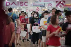 PRIHATIN RAKYAT:Kementerian Kewangan (MOF) menyatakan warga dewasa Singapura akan menerima Bayaran Kesepakatan sebanyak $600 menerusi akaun bank pada Selasa ini (14 Apr). 