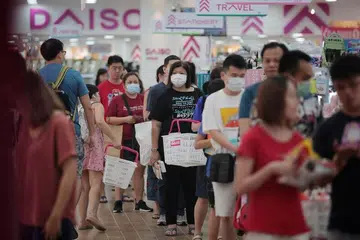 PRIHATIN RAKYAT:Kementerian Kewangan (MOF) menyatakan warga dewasa Singapura akan menerima Bayaran Kesepakatan sebanyak $600 menerusi akaun bank pada Selasa ini (14 Apr). 