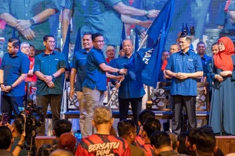 Presiden Parti Pribumi Bersatu Malaysia (Bersatu), Tan Sri Muhyiddin Yassin (tiga dari kanan), sebelum ini telah melancarkan jentera Pilihan Raya Negeri Johor di Muar, pada 21 Jun lalu.