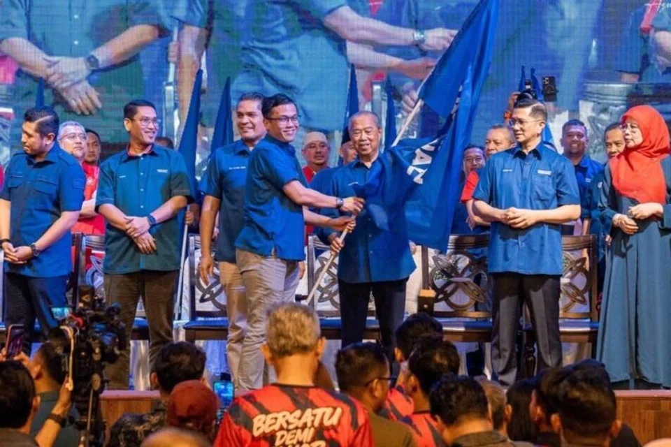 Presiden Parti Pribumi Bersatu Malaysia (Bersatu), Tan Sri Muhyiddin Yassin (tiga dari kanan), sebelum ini telah melancarkan jentera Pilihan Raya Negeri Johor di Muar, pada 21 Jun lalu.