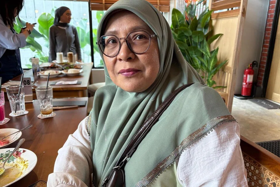 Guru, Cik Rogayah Omar, 55 tahun, dari Kuantan, Pahang.