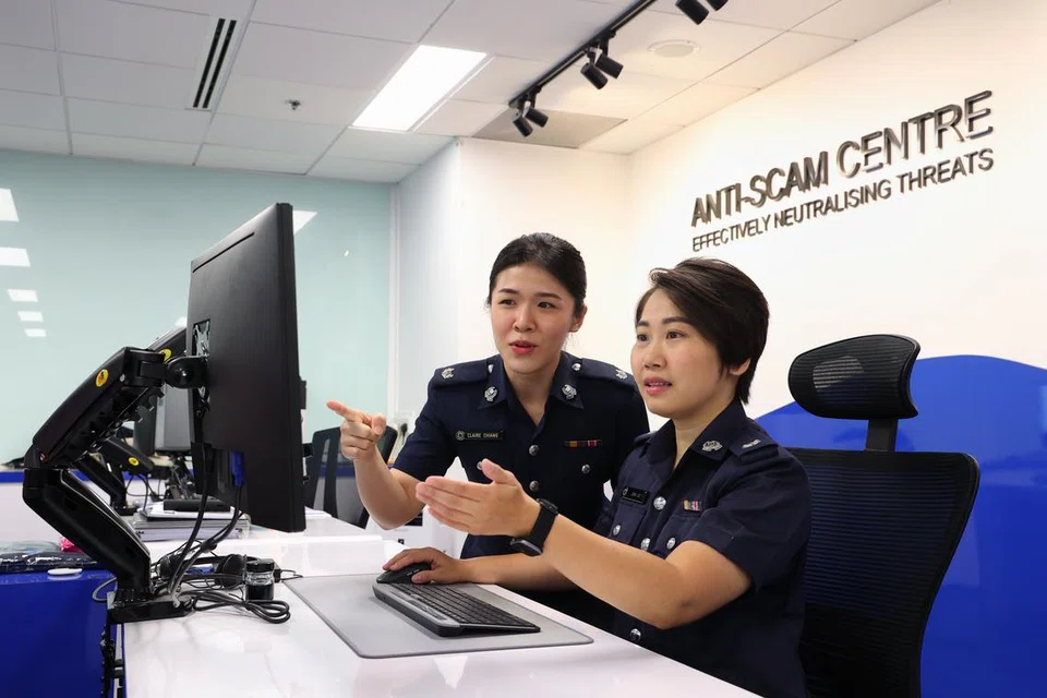 PANTAU KES PENIPUAN: Penolong Superintenden Polis (ASP) Claire Chiang (kiri) dan ASP Joan Liu (kanan) memantau laporan polis tentang kes penipuan yang difailkan mangsa di Pusat Anti-Penipuan (ASC) di Police Cantonment Complex.
