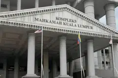 Mahkamah Sesyen Kuala Lumpur mengenakan denda RM8,000 terhadap seorang pengasuh, Hew Foong Chun, 66 tahun, selepas dia mengaku salah menganiaya seorang bayi lelaki berusia 18 hari dengan mencampurkan ubat selesema ke dalam botol susu kanak-kanak itu, pada September lalu.