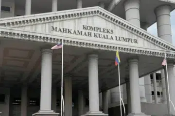 Mahkamah Sesyen Kuala Lumpur mengenakan denda RM8,000 terhadap seorang pengasuh, Hew Foong Chun, 66 tahun, selepas dia mengaku salah menganiaya seorang bayi lelaki berusia 18 hari dengan mencampurkan ubat selesema ke dalam botol susu kanak-kanak itu, pada September lalu.