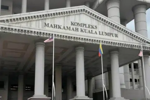 Mahkamah Sesyen Kuala Lumpur mengenakan denda RM8,000 terhadap seorang pengasuh, Hew Foong Chun, 66 tahun, selepas dia mengaku salah menganiaya seorang bayi lelaki berusia 18 hari dengan mencampurkan ubat selesema ke dalam botol susu kanak-kanak itu, pada September lalu.