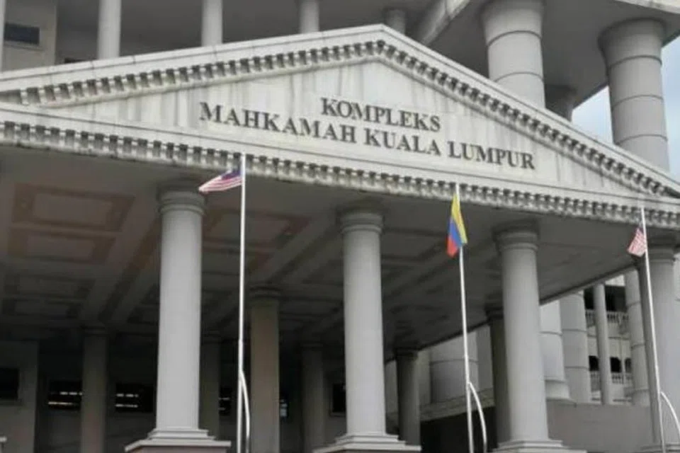 Mahkamah Sesyen Kuala Lumpur mengenakan denda RM8,000 terhadap seorang pengasuh, Hew Foong Chun, 66 tahun, selepas dia mengaku salah menganiaya seorang bayi lelaki berusia 18 hari dengan mencampurkan ubat selesema ke dalam botol susu kanak-kanak itu, pada September lalu.