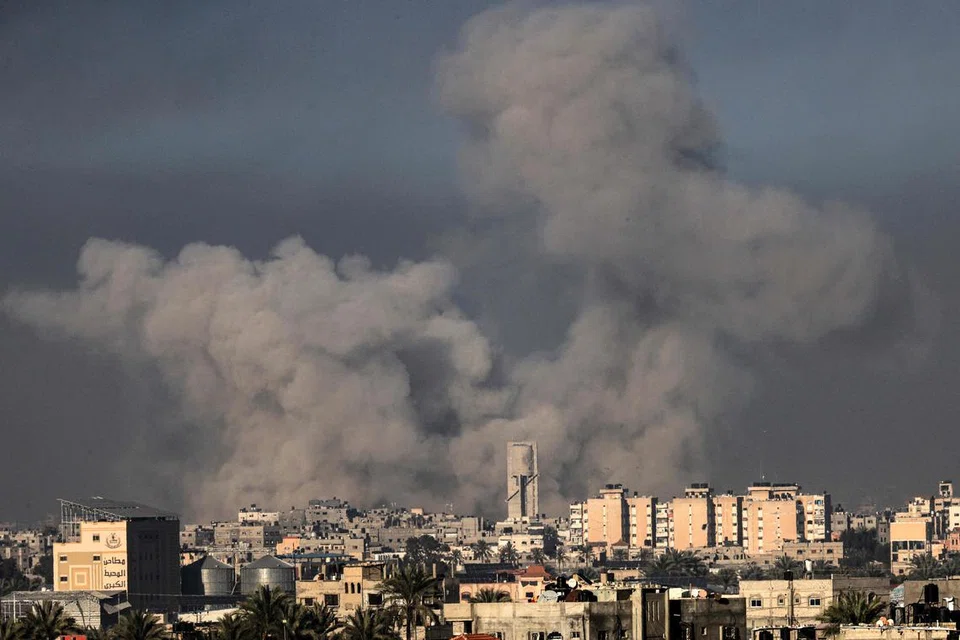 PENGEBOMAN MASIH BERTERUSAN: Tentera Israel telah mengebom kawasan Khan Younis, selatan Gaza, pada 21 Januari meskipun ia sebelum ini menyatakan akan mengurangkan serangan ke atas Gaza.