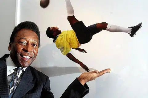 TONTONAN INDAH: Kehebatan Pele boleh diukur dengan fakta mudah - beliau boleh menjadikan bola sepak tontonan indah, baik ketika beliau menjaringkan gol mahupun terlepas peluang menjaringkan gol. - Foto REUTERS