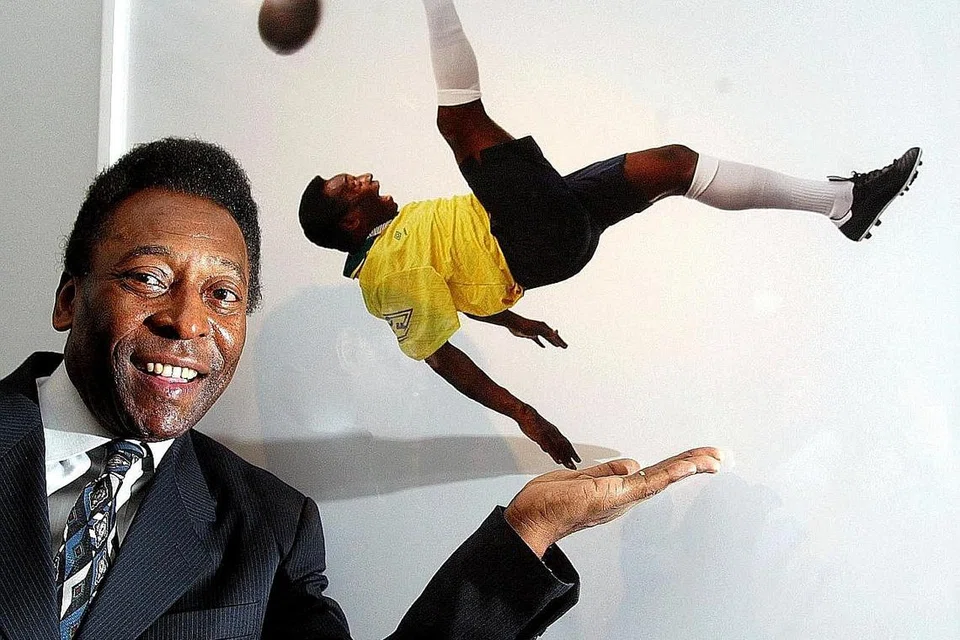 TONTONAN INDAH: Kehebatan Pele boleh diukur dengan fakta mudah - beliau boleh menjadikan bola sepak tontonan indah, baik ketika beliau menjaringkan gol mahupun terlepas peluang menjaringkan gol. - Foto REUTERS