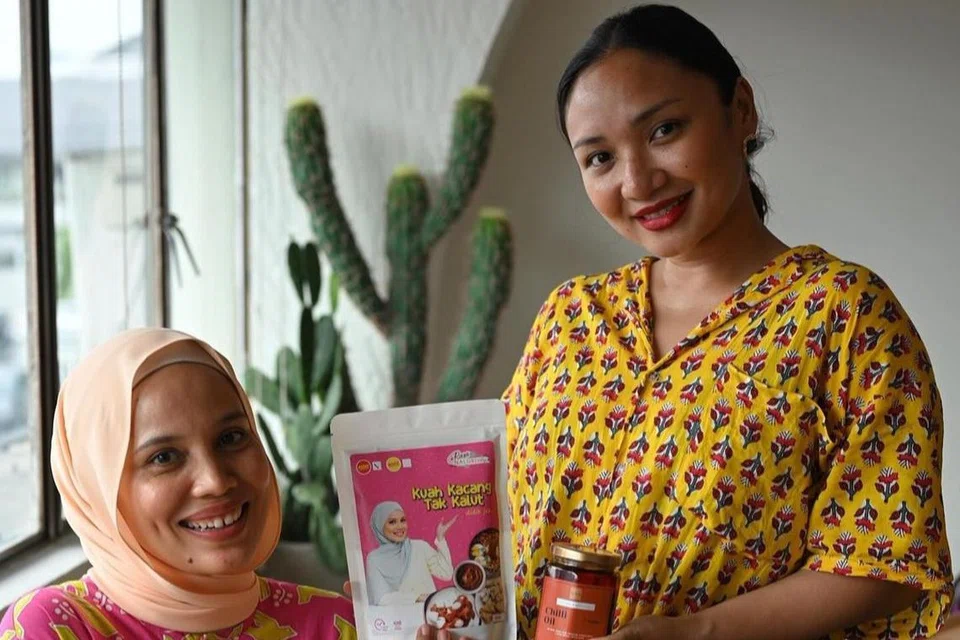 Pelakon, Nadia Aqilah Bajuri (kanan), mengambil keputusan untuk meneruskan perniagaan minyak cilinya setelah dipelawa untuk bekerjasama dengan pelakon, Nadiya Nisaa (kiri). 